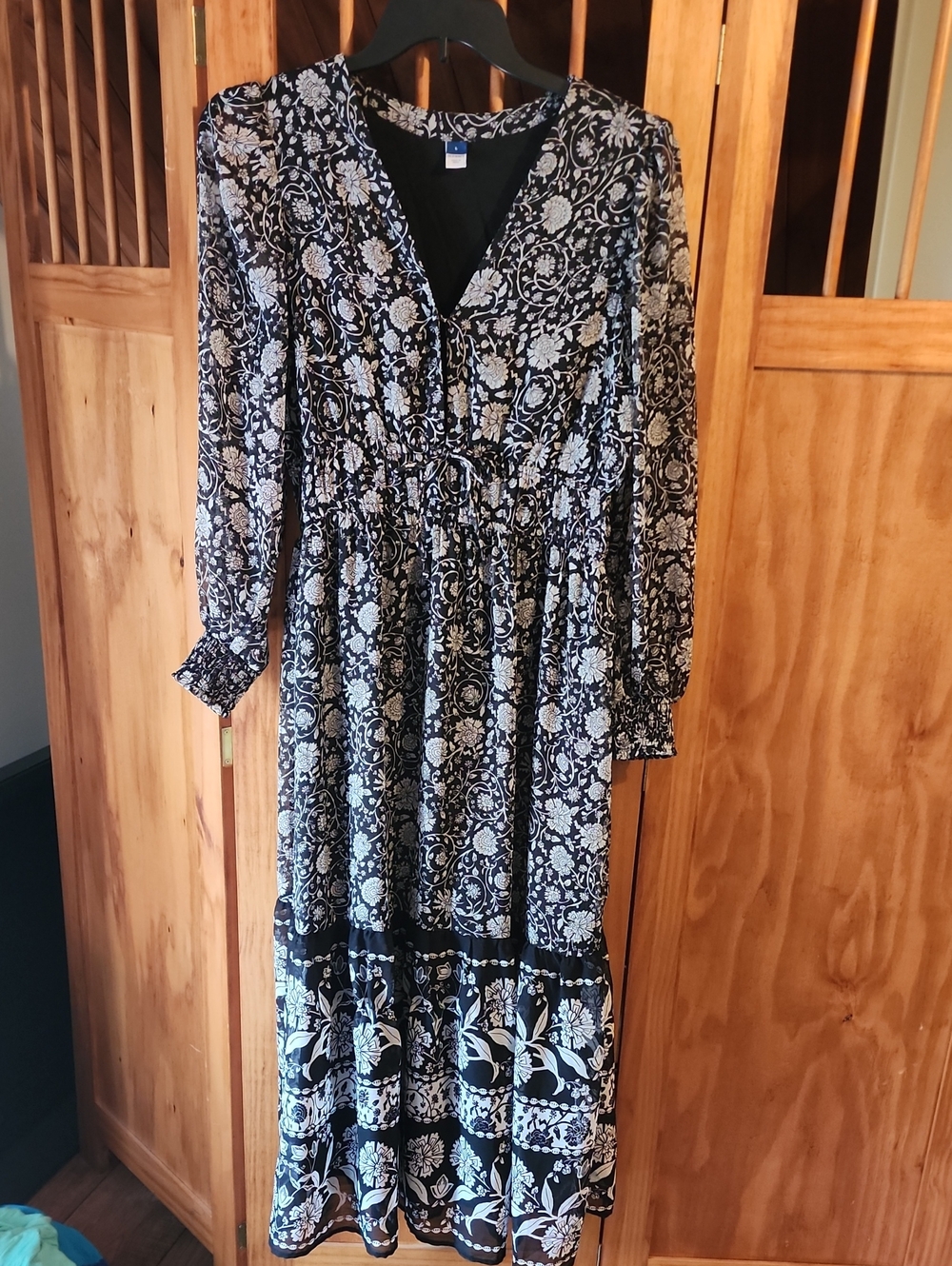 Old Navy Black & White Floral Long Sleeve Maxi Dress